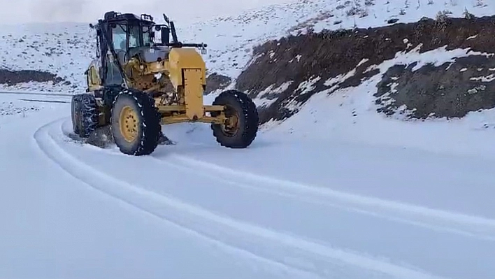 Şırnak'ta mevsimin ilk karı köy yolunu kapattı