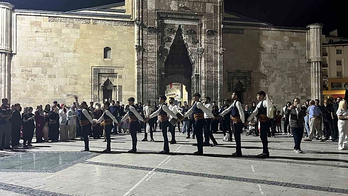 Sivas'ta gurbetçilere halaylı karşılama