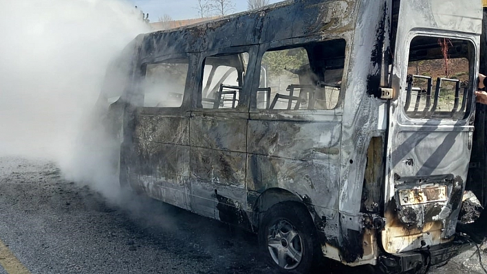 Sivas'ta yangın: Minibüs kullanılmaz hale geldi