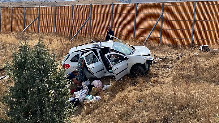 Sivas'ta yoldan çıkan araçtaki 1'i bebek 4 kişi yaralandı