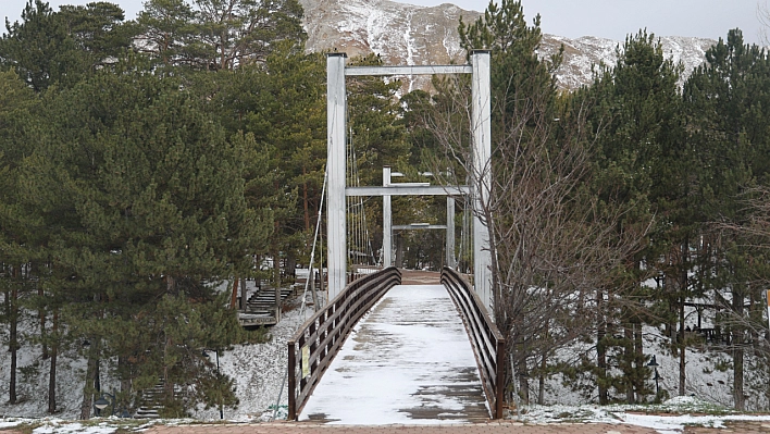 Sivas tekrar kışa geçti, mesire alanları boş kaldı