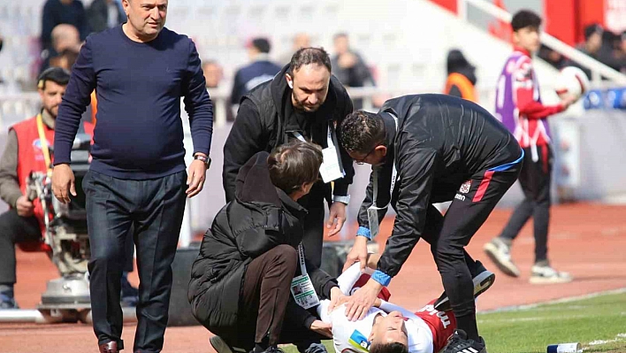 Sivasspor'un yıldızı ambulansla hastaneye kaldırıldı