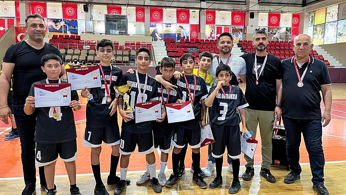 Siverekli minikler futsal turnuvasında il birincisi oldu