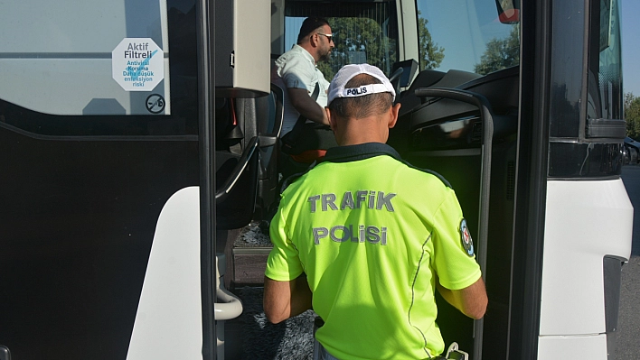 Sivil Trafik Polisi Şehirlerarası Otobüslerde Denetimlerde