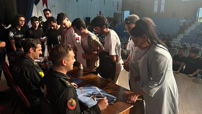SOLOTÜRK ekibi öğrencilerle buluştu