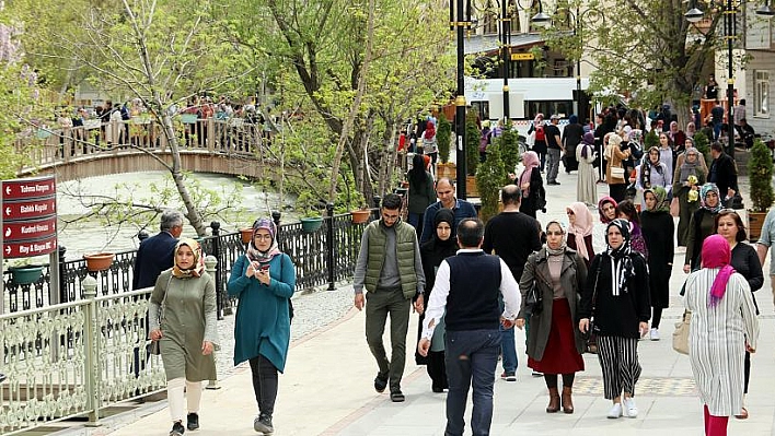 Somuncu Baba'da ziyaretçi yoğunluğu