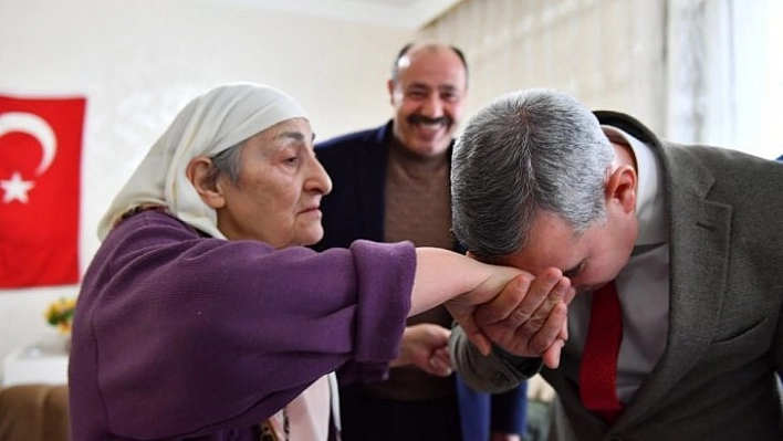 Sosyal medyanın ilgi odağı Fatma Teyze'ye anlamlı ziyaret