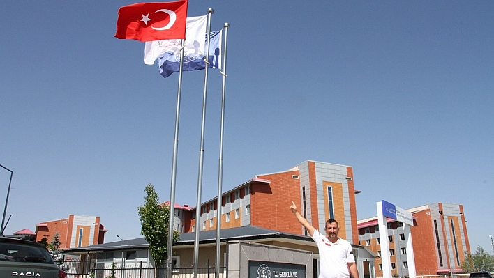 Spor tesislerindeki bayraklar yenilendi