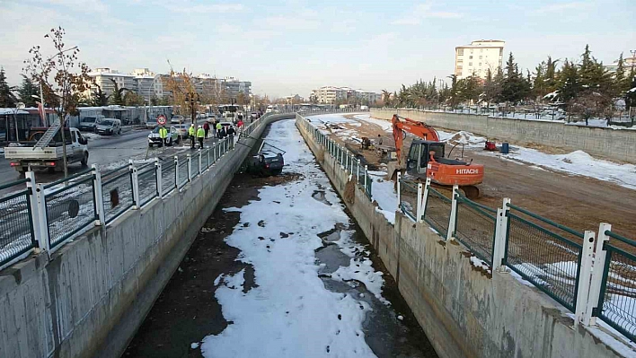 Otomobil Sulama Kanalına Düştü! Sürücü Yaralandı!