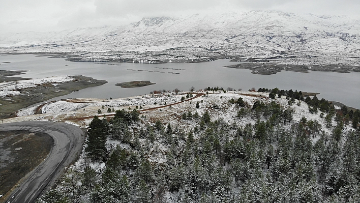 Sürgü Barajı'nda Kış Büyüsü: Beyaz Örtüyle Nefes Kesen Manzara