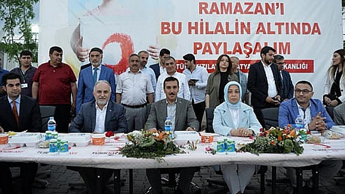 Suriyelilerle iftar açtı