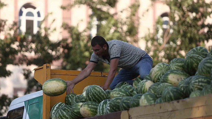 Vatandaşa ücretsiz karpuz dağıtıldı!