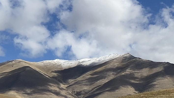 Tatvan'da dağlar beyaza büründü