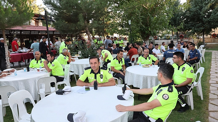 Tayini çıkan polislere veda yemeği