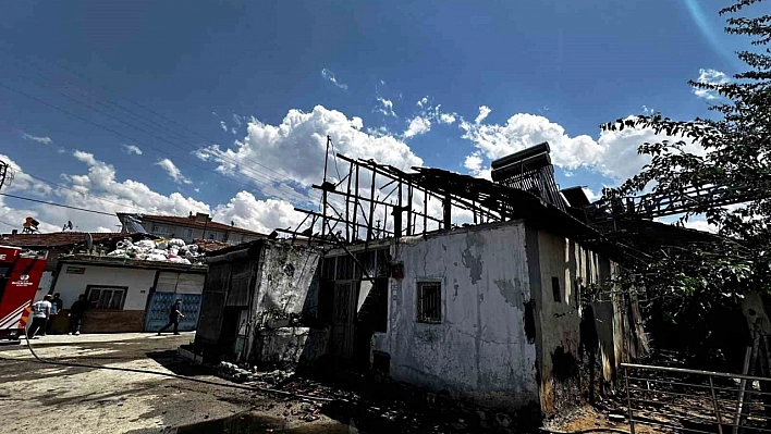 Malatya'da Kerpiç Evde Yangın: Çatı Küle Döndü!