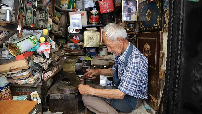 Tenekeye adanmış bir ömür