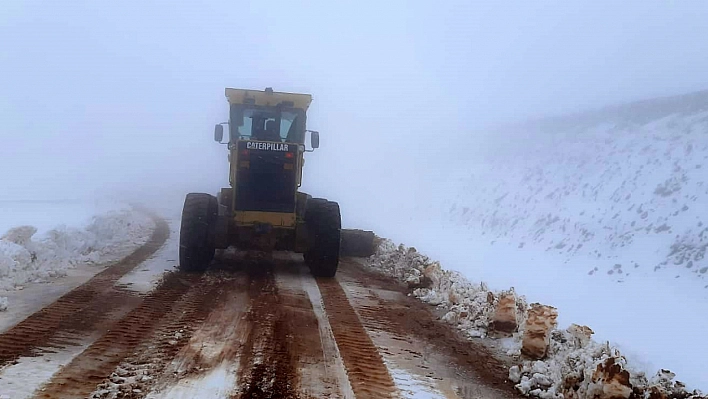 Tepeler beyaza döndü, yol açma çalışmaları başladı