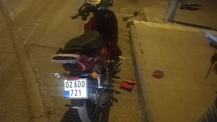 Ticari araç ile motosiklet çarpıştı