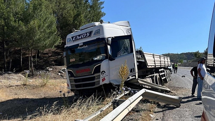 Tır bariyere çarptı!