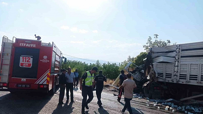 Tır ile kamyon kafa kafaya çarpıştı: 1 ölü, 1 yaralı