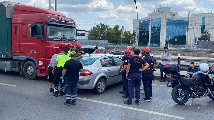 Tır ve Otomobil Çarpıştı, Kazada Maddi Hasar Oluştu