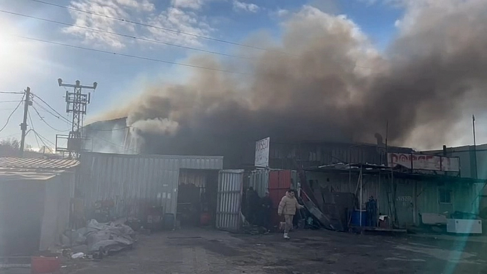 Tır Parkı'ndaki işletmede çıkan yangın kontrol altına alındı