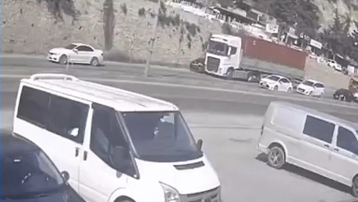 Tır sürücüsü otomobili göz göre göre sürükledi
