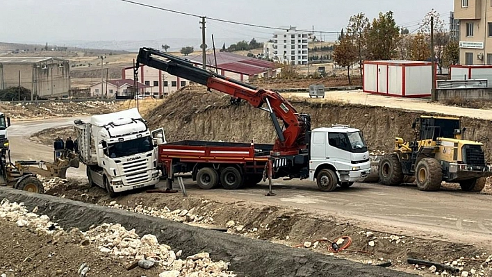 Tır Yoldan Çıktı, Trafiği Kapattı!