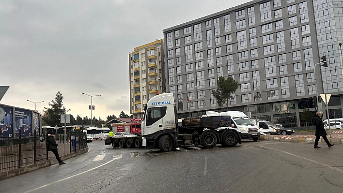 Tır yolu ulaşıma kapattı