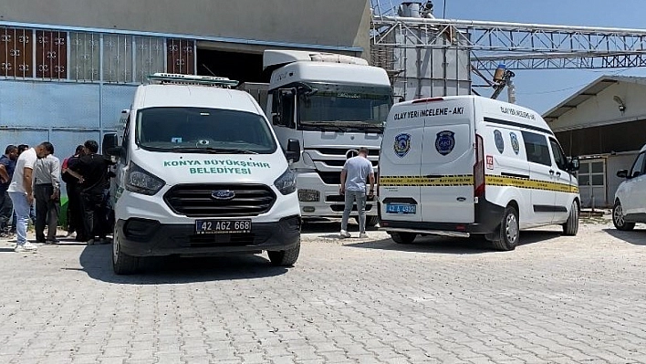 Tırdan boşaltılan yemlerin altında kalarak hayatını kaybetti