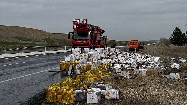 Tırdan devrilen yağ dolu tenekeler araç trafiğini aksattı