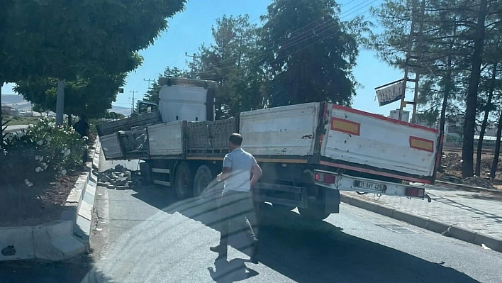 Tırın dorsesi araçtan ayrıldı, facia kıl payı atlatıldı