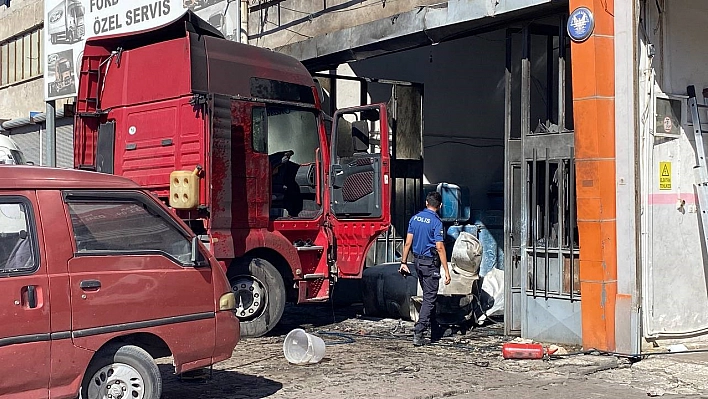 Tırın yakıt deposu patladı: 1'i ağır 2 yaralı