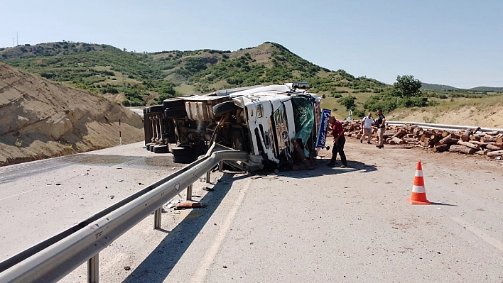 Tomruk yüklü kamyon devrildi