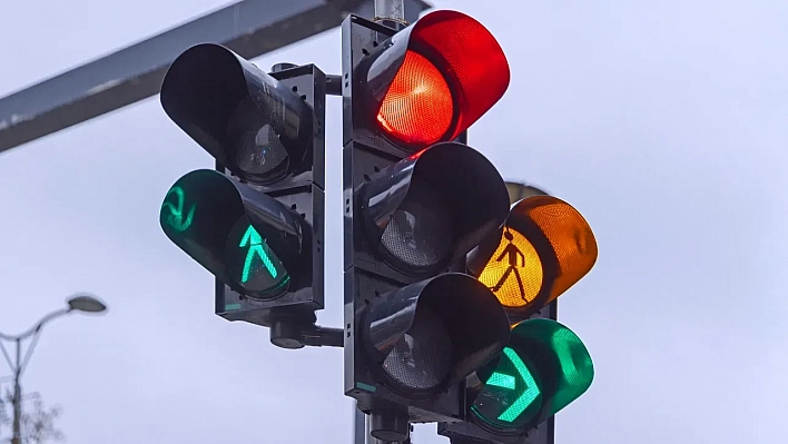 Trafik denetimlerinde çarpıcı rakamlar: 2025'in ilk 4 ayında 369 bin kırmızı ışık ihlali