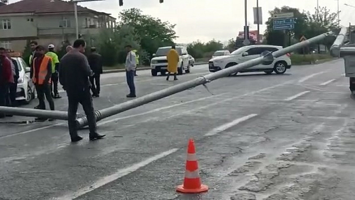 Trafik direği devrildi: 1 yaralı