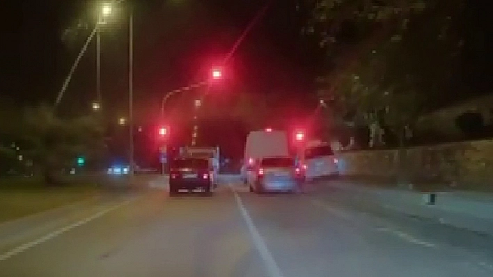 Trafikte kazaya neden olan makas anları kameraya yansıdı