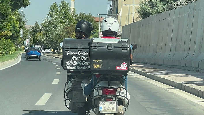 Trafikteki tehlikeli yardımlaşma kameralara yansıdı