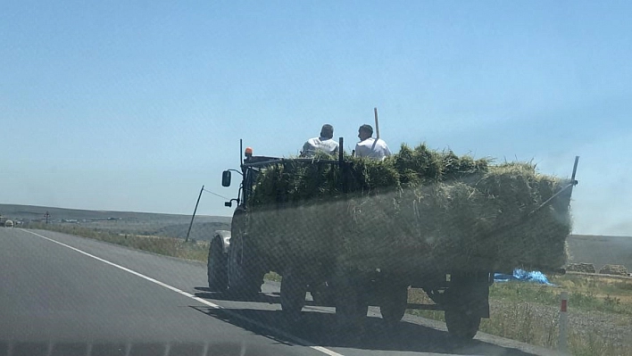 Traktör römorkunda tehlikeli yolculuk