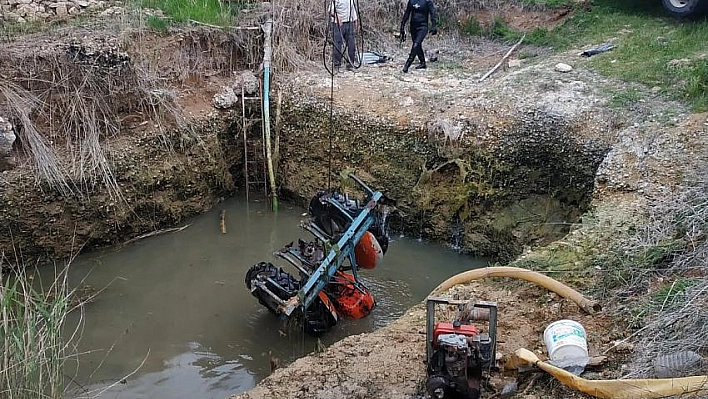 Traktör su kuyusuna devrildi