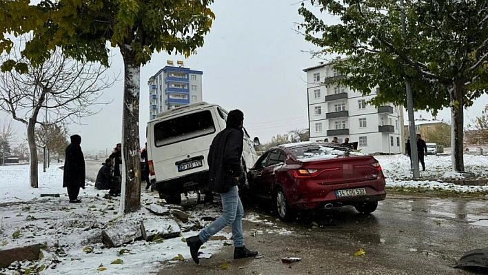 Transit ile Otomobil Çarpıştı: 3 Yaralı