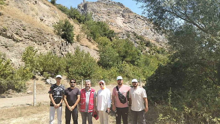 TÜGVA'lı gençlerden çevre temizliği