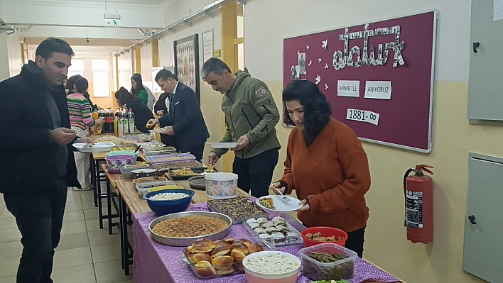 Tunceli'de okulda coğrafi işaretli ürünler sergilenip ikram edildi