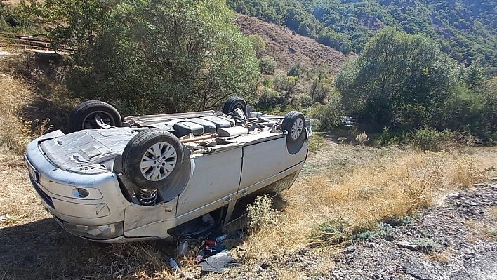 Tunceli'de otomobil ters döndü