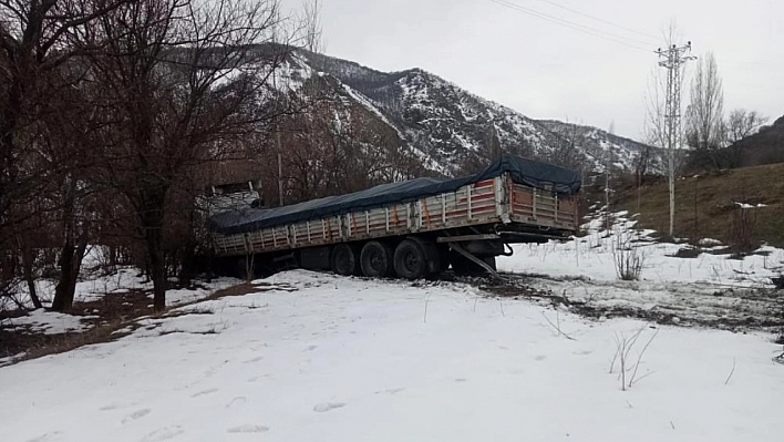 Tunceli'de şeker yüklü tır şarampole yuvarlandı