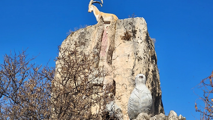 Tunceli'deki devasa kaya gizemini koruyor