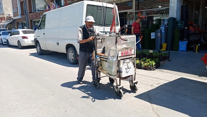 Türk Bayrağı ve Aynasıyla Simit Satan Salim Amca...