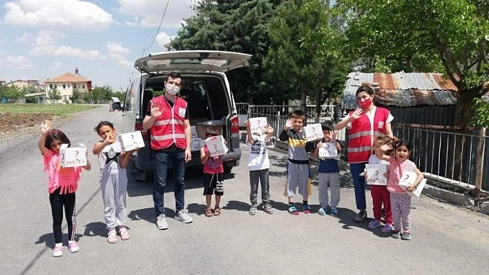 Arguvan'da maske dağıtıldı