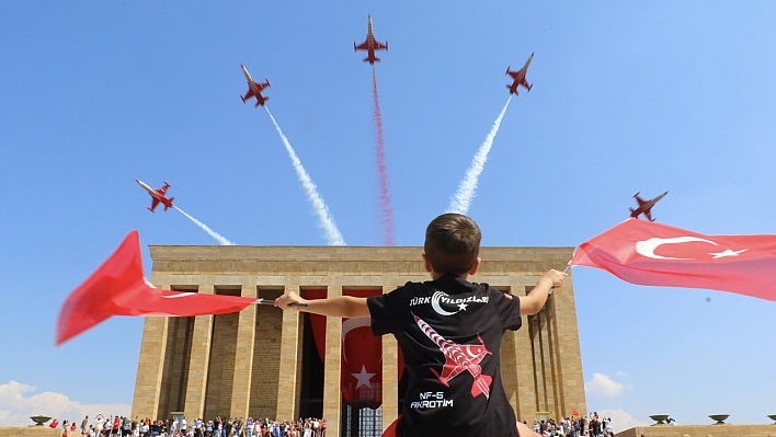 Türk Yıldızları'ndan 30 Ağustos'a özel Anıtkabir saygı uçuşu