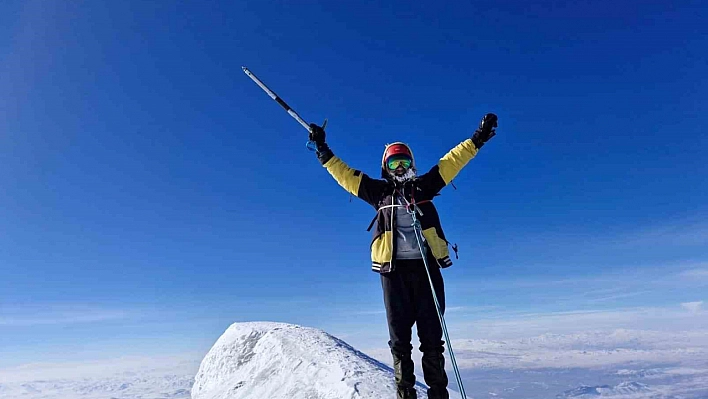 Ağrı Dağı'na Tırmandılar. Zirveye Ulaştılar!